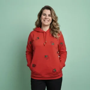 Sweat broderie fraise rouge femme porté de face, capuche avec perles de cordon fraise 3D, fabrication Aela Creations Melgven Finistère